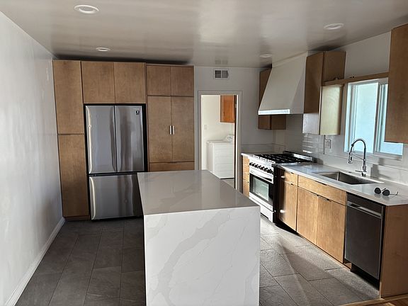 4th image of 366 1/2 E Hillsdale St #1/2