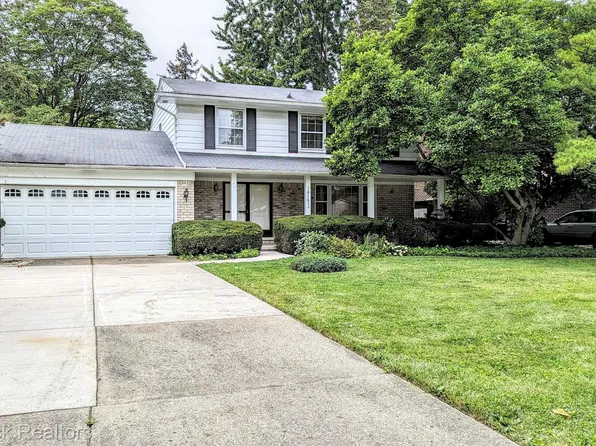 30163 Rock Creek Dr, Southfield, MI 48076