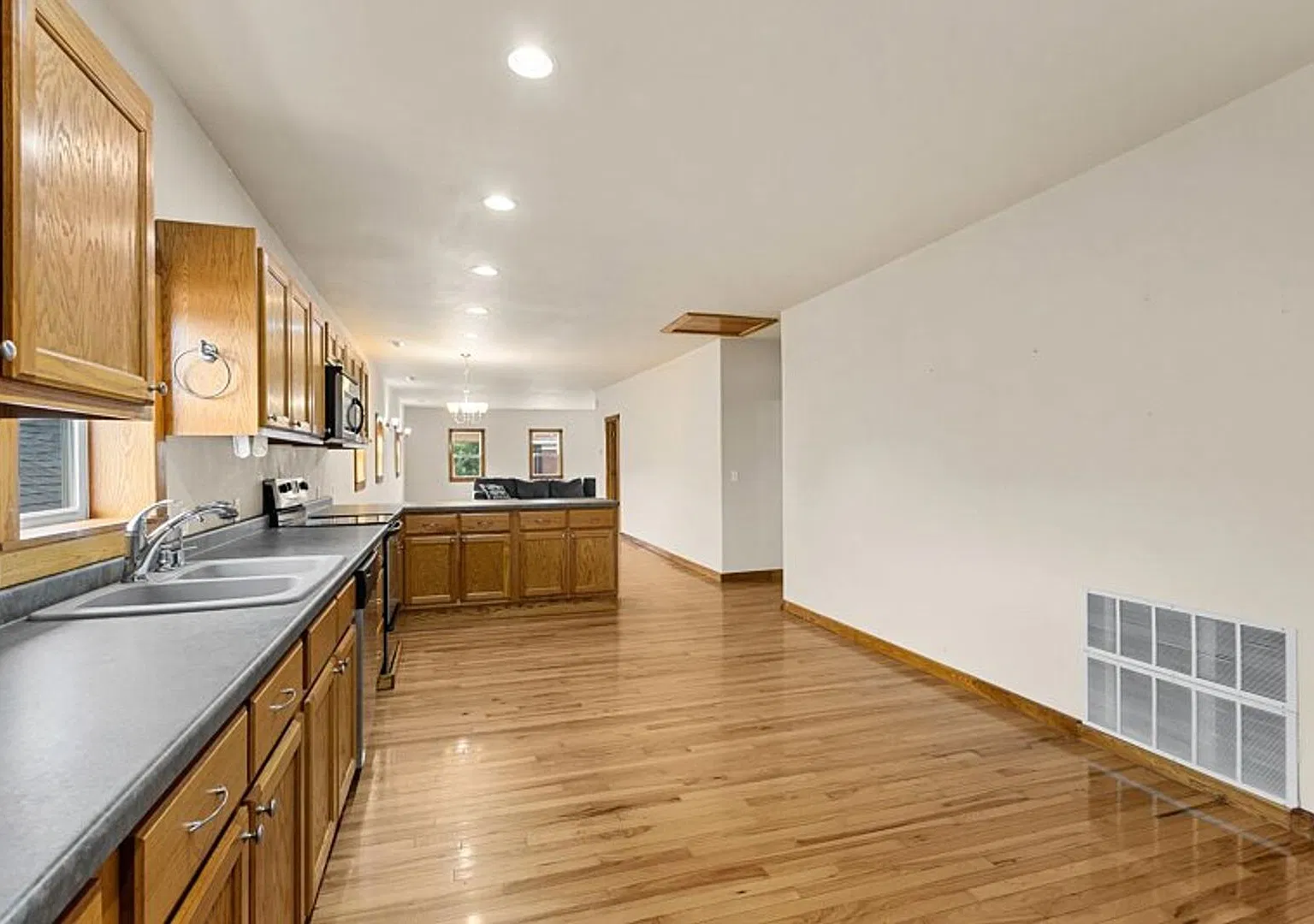 Water Included! Spacious 2 Bedroom, 2 Bathroom Upper Apartment with 2-Stall Garage — Photo 3