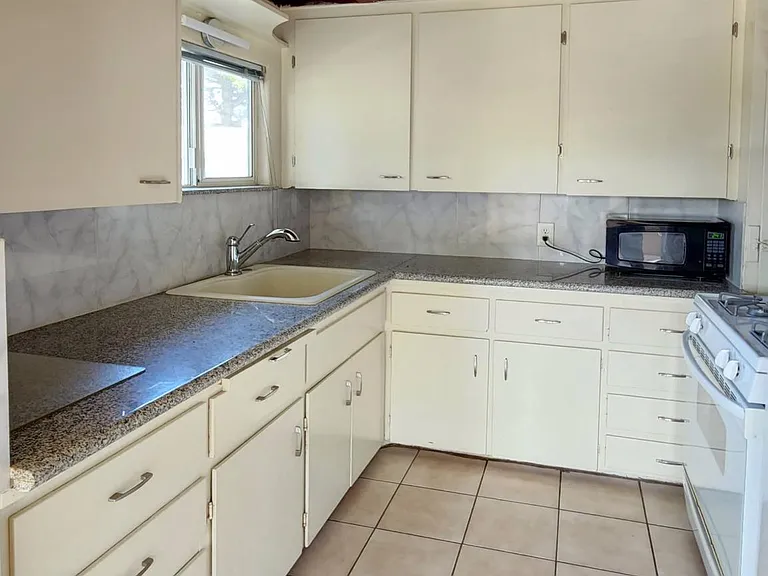 1153 Waring St #2 — Photo 4