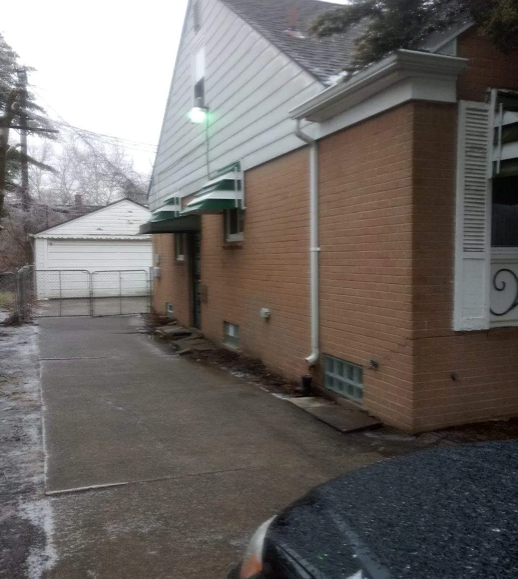 W Outer Dr, Detroit — Photo 2