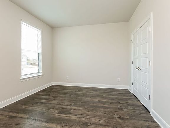 4th image of 2432 Elmcroft Ave