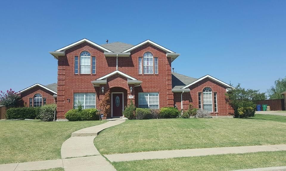 1st image of 320 Fountain Dr