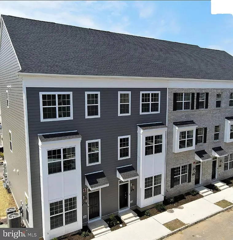 3 bed, 3.5 bath, 2109 sqft, $3,650 — Photo 1