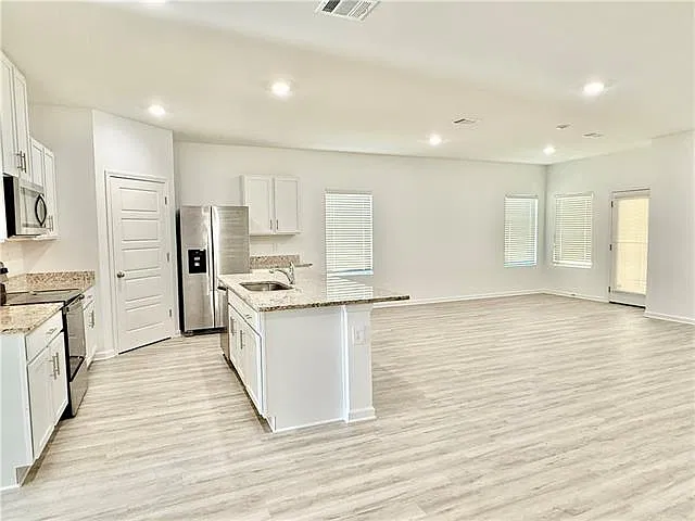 5 bed, 3.0 bath, 2016 sqft, $2,000 — Photo 4