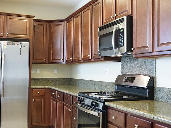 5th image of 313 White Alder Dr