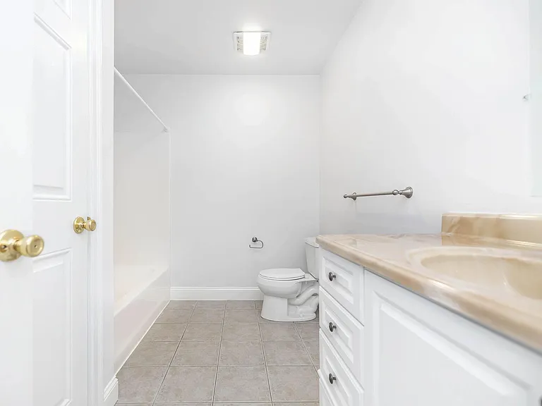 54 E Silver St #B — Photo 16