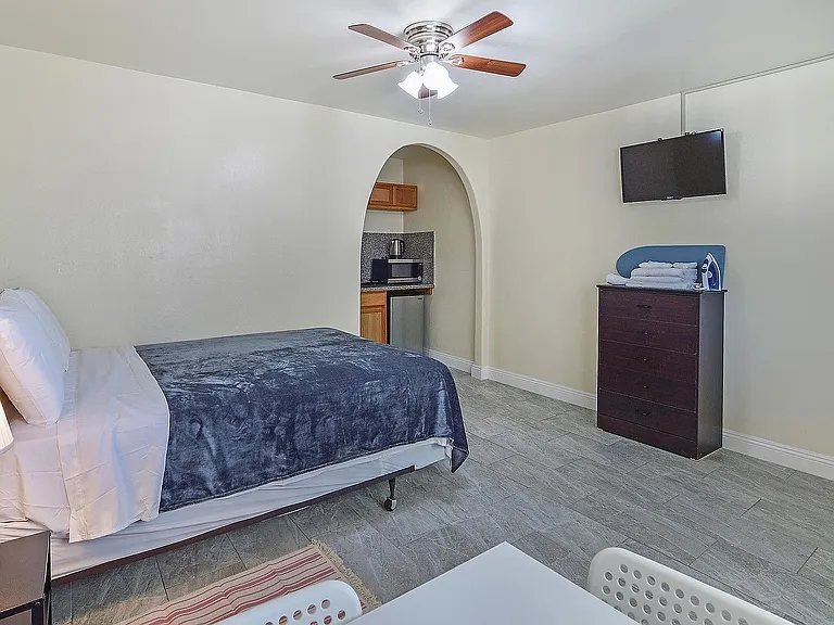 West Adams Studio Apartments — Photo 15