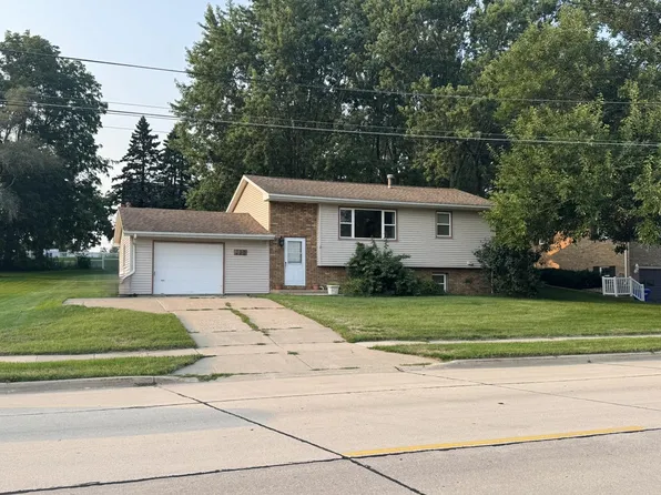 209 E Main St, Epworth, IA 52045