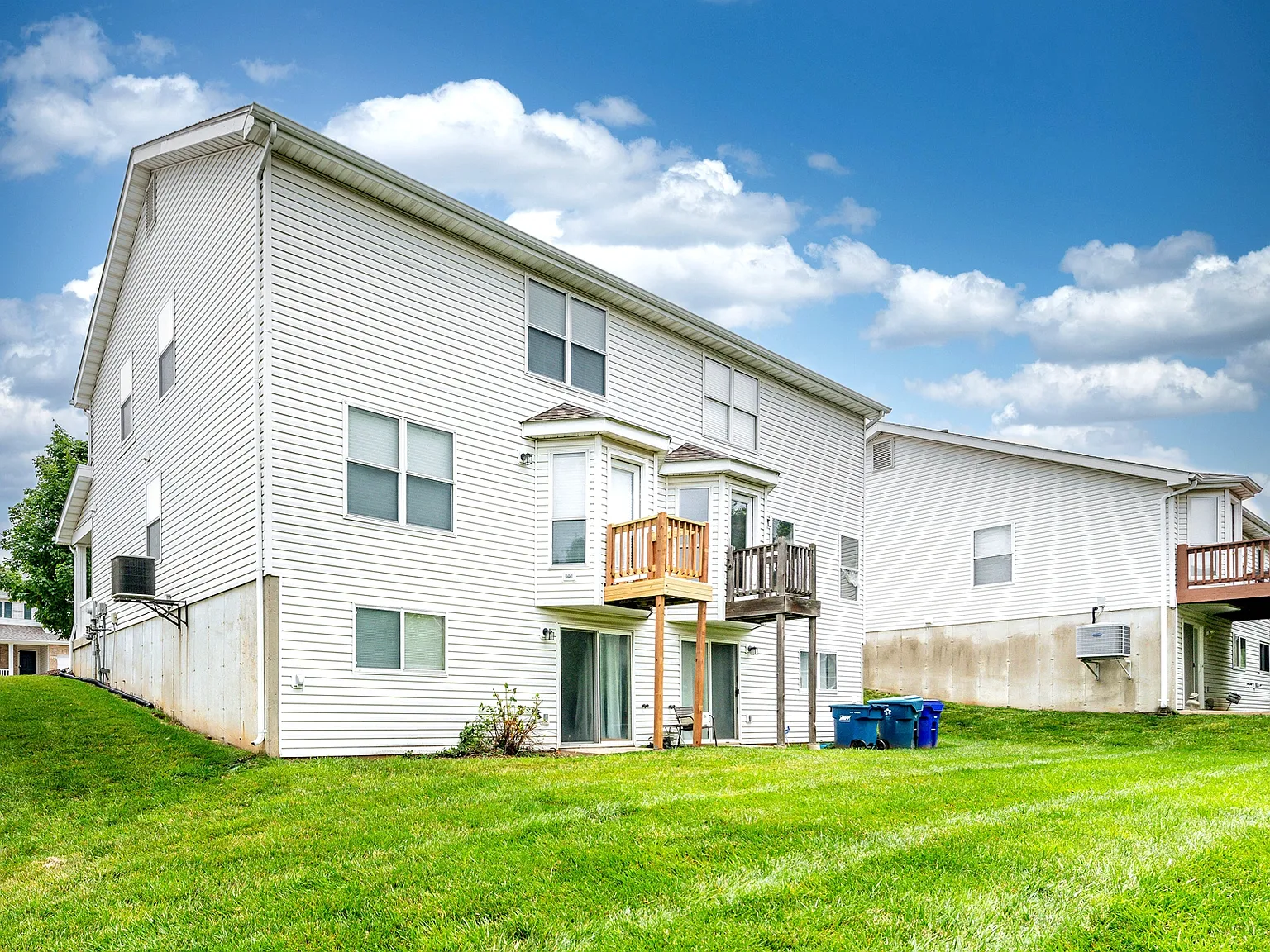 2 bed, 2.5 bath, 1426 sqft, $1,625 — Photo 2