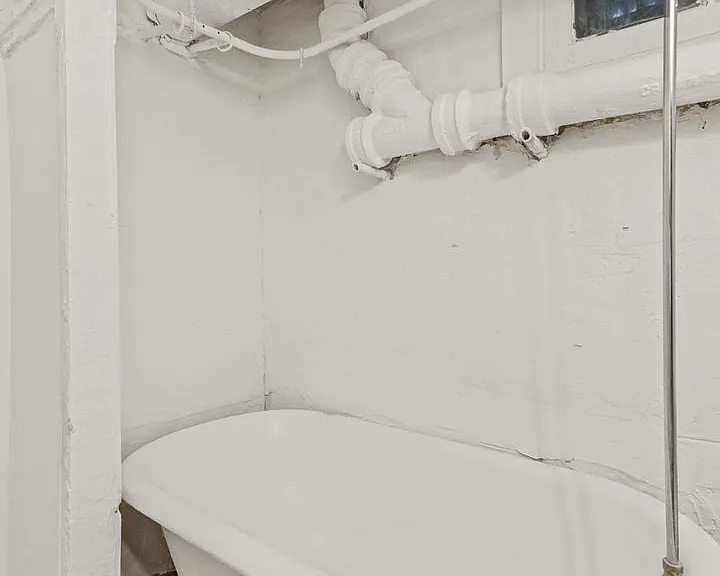 Essex Apartments — Photo 16