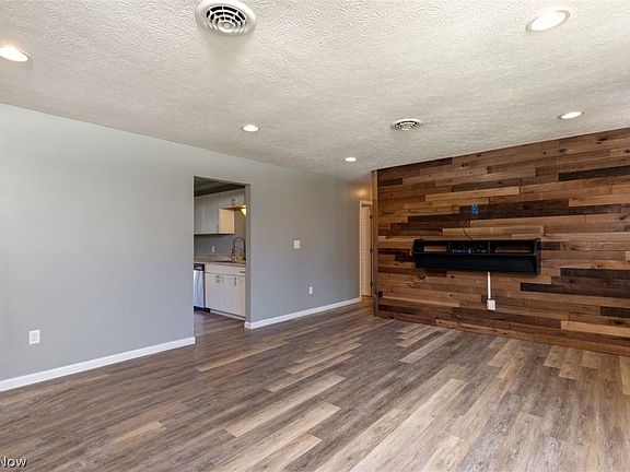2nd image of 1496 Hazel Ave
