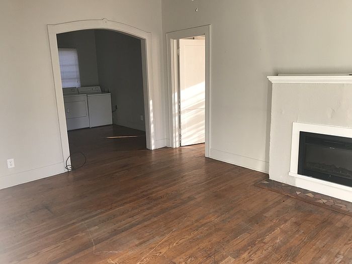 2nd image of 202 College St APT 1