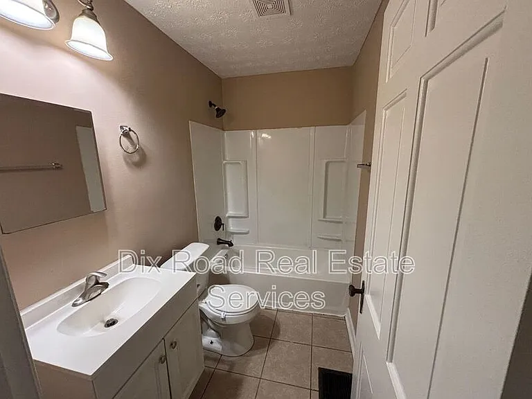 2827 Oxford Ave — Photo 12