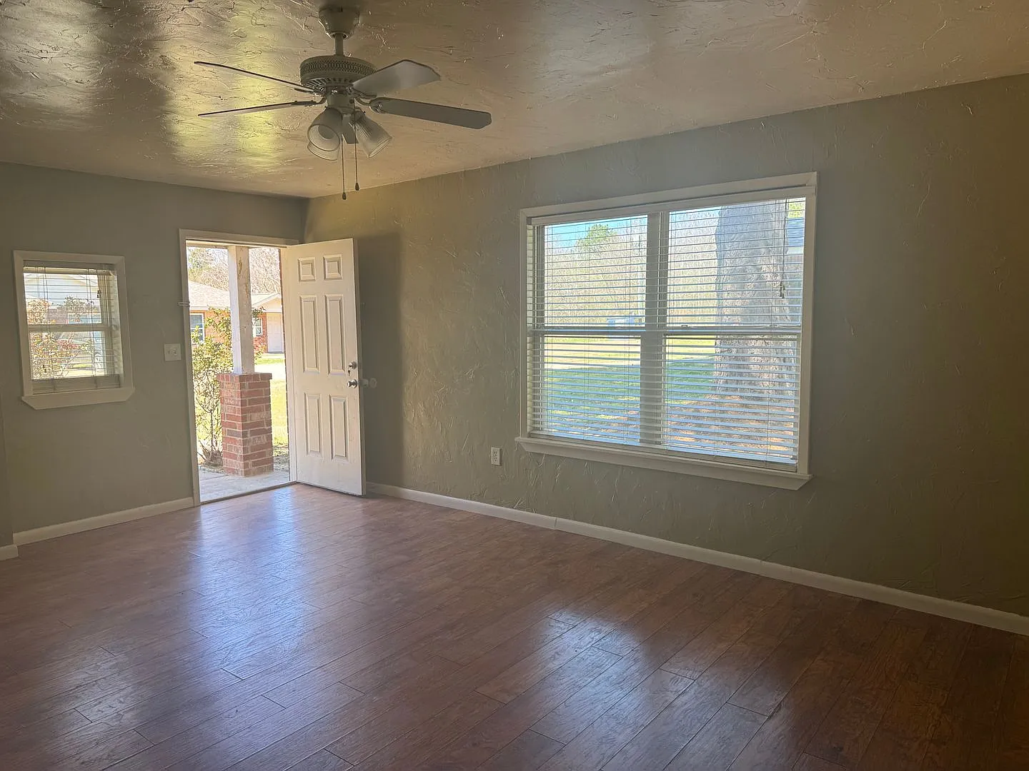 570 W Sterling Price — Photo 2