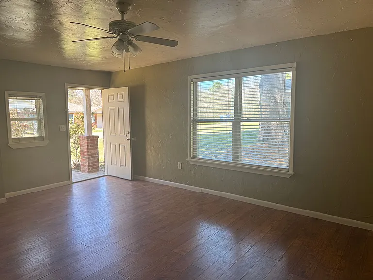 570 W Sterling Price St — Photo 2
