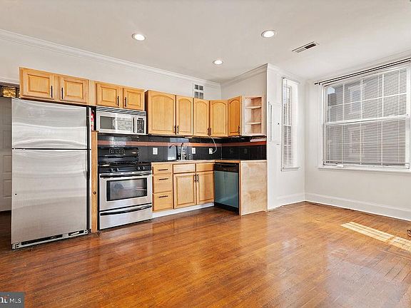 2nd image of 2738 Poplar St #2F