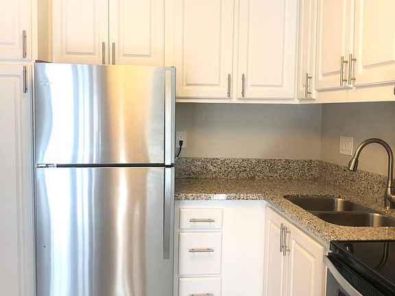 4th image of 233 S La Fayette Park Pl
