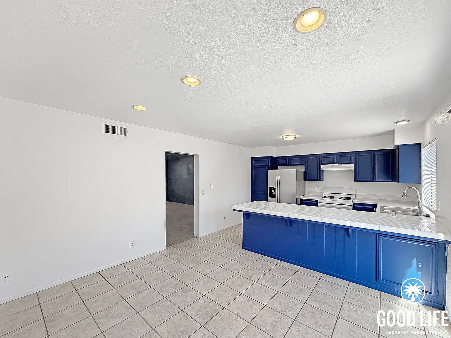 Sd: 3bd/2.5ba Two-Story Home In Carlsbad W/ Balcony, Private Patio & Community Pool! — Photo 4