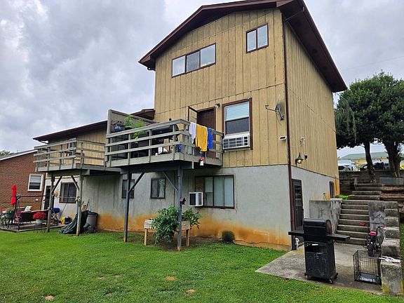 4th image of 2714 Everett St