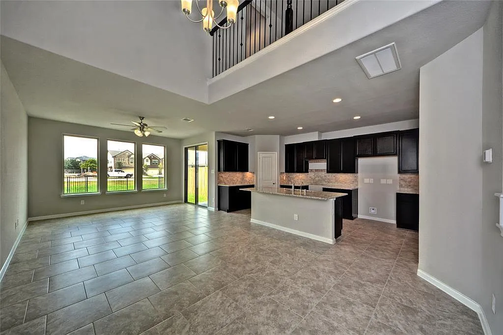 3 bed, 2.5 bath, 1918 sqft, $2,200 — Photo 2