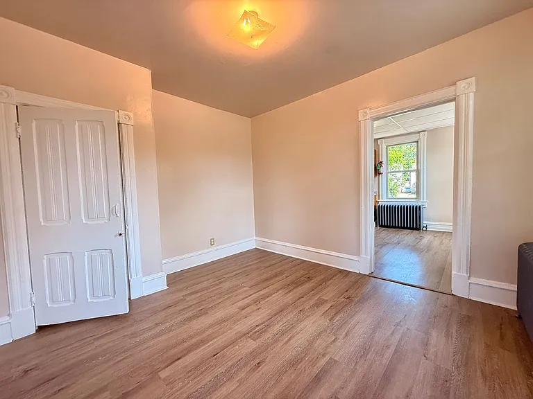 303 N Laurel St — Photo 8
