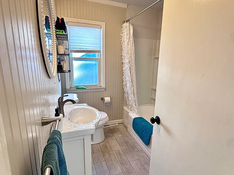 2404 Rowland Ave — Photo 15