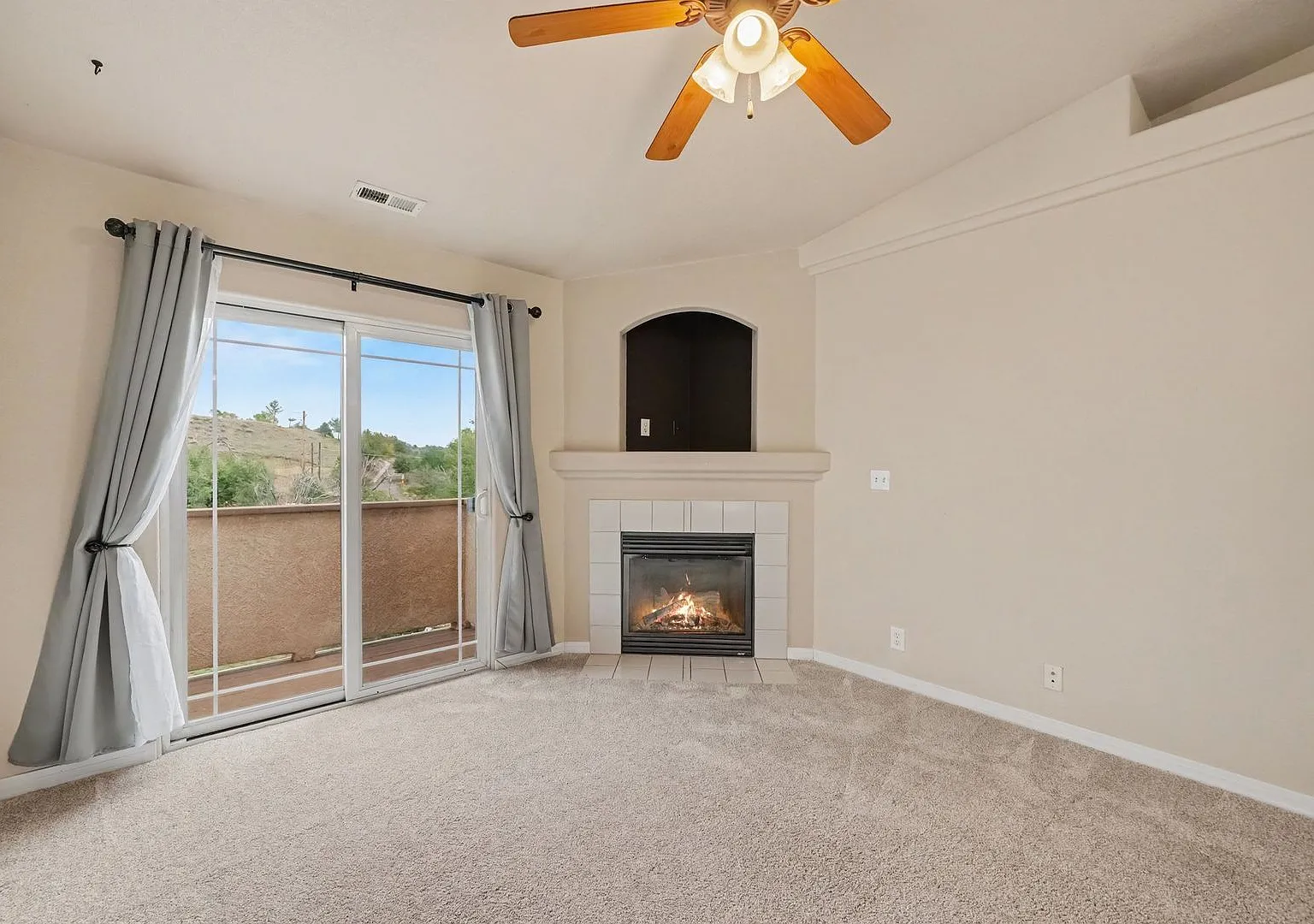 Westside Condo with Mountain Views, Upgrades, ready now ! — Photo 4