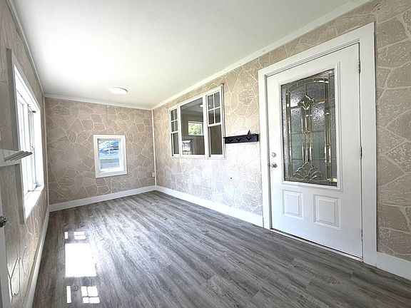 2nd image of 907 W Chestnut Street