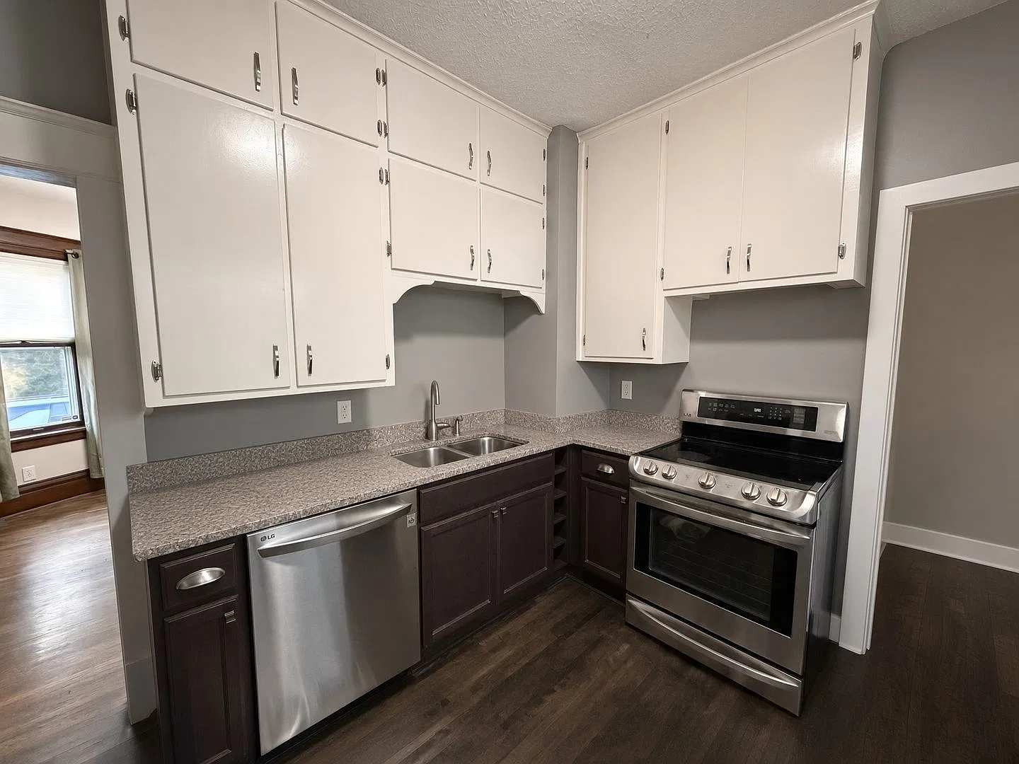 Charming 3Bed 1.5Bath + Den in Saint Paul *Off Street Parking w'2.5 Car Garage* — Photo 3