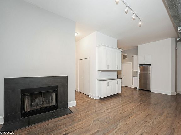 2nd image of 805 N Wabash Ave