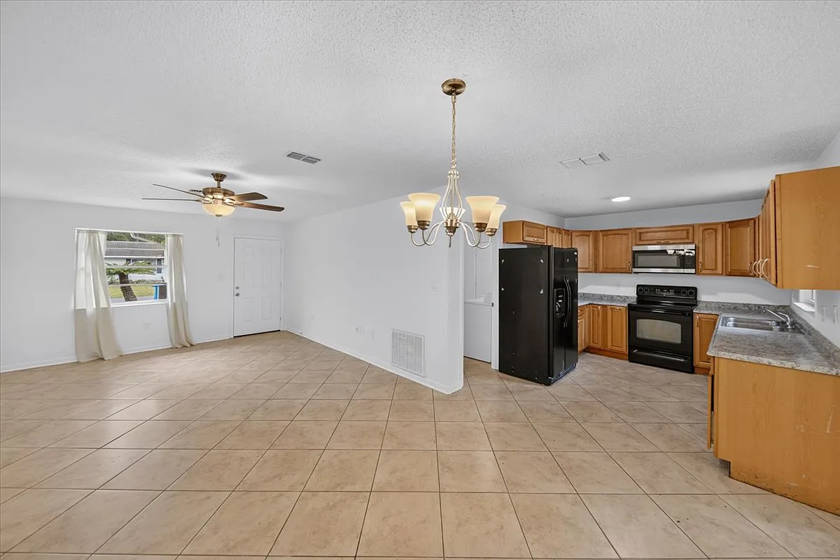 3 bed, 1136 sqft, $1,800 — Photo 4