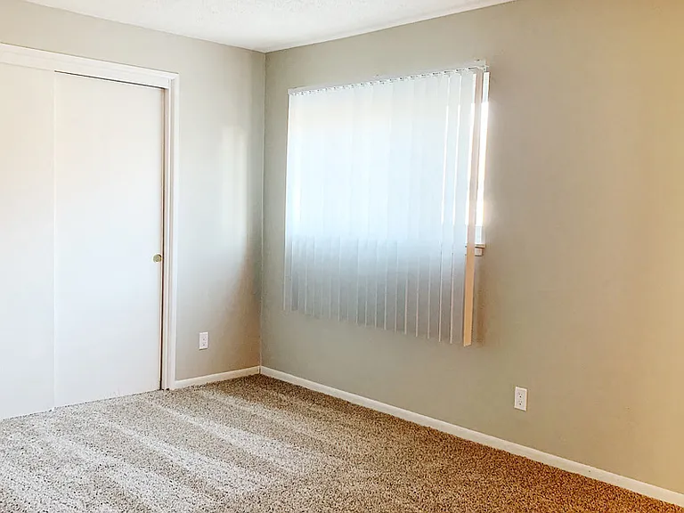 Oak Creek Apartments — Photo 17