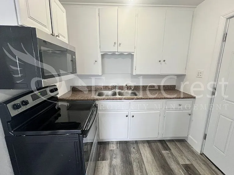 223 SE Roseville Ln — Photo 7