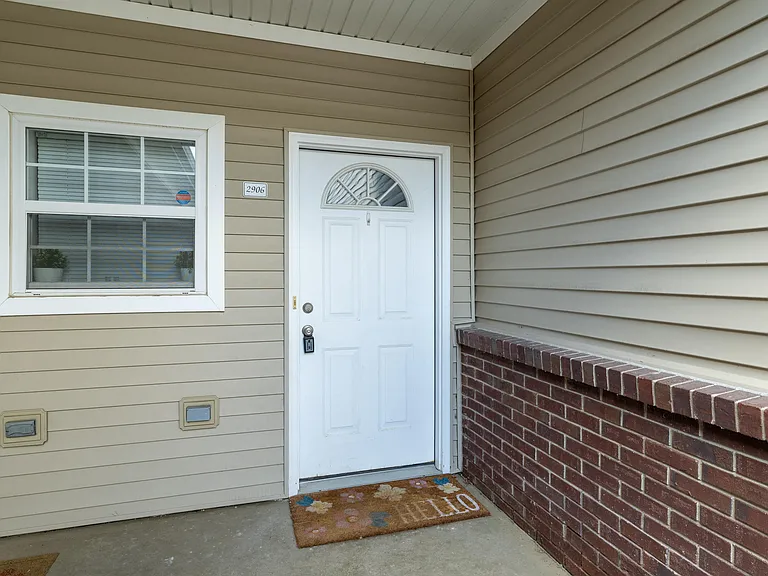 2906 N Knightsbridge Cir — Photo 2