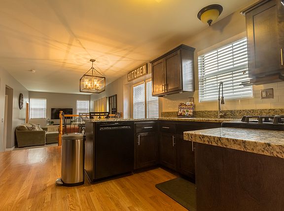 3rd image of 465 Cimarron Dr E