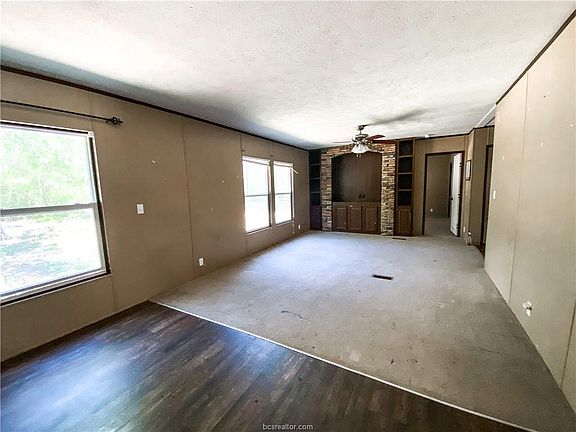 5th image of 944 Pecan Dr