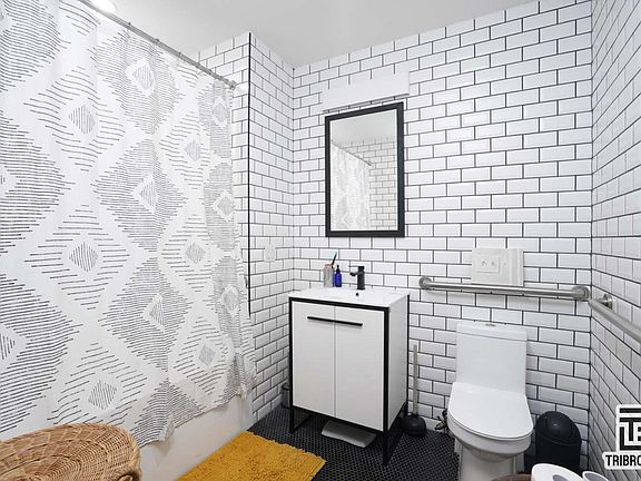 3rd image of 802 Lafayette Ave #2L