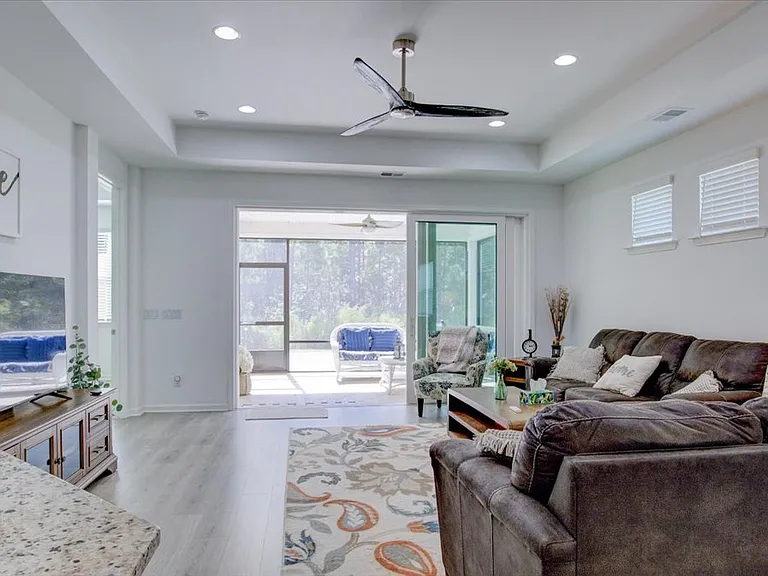 125 Parrot Ave — Photo 26
