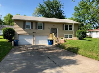 304 E 9th St, Kearney, MO 64060