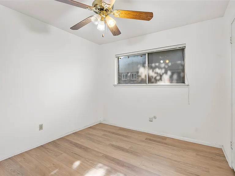 8903 Roos Rd — Photo 18