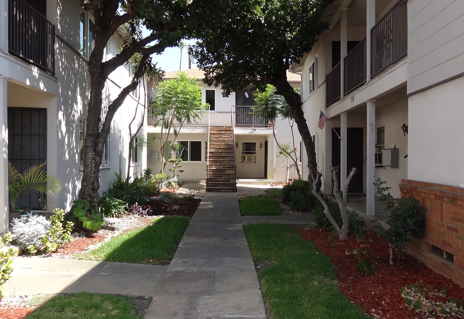 1712 Huntington Dr — Photo 1