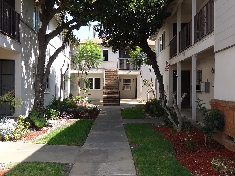 1712 Huntington Dr #A — Photo 1