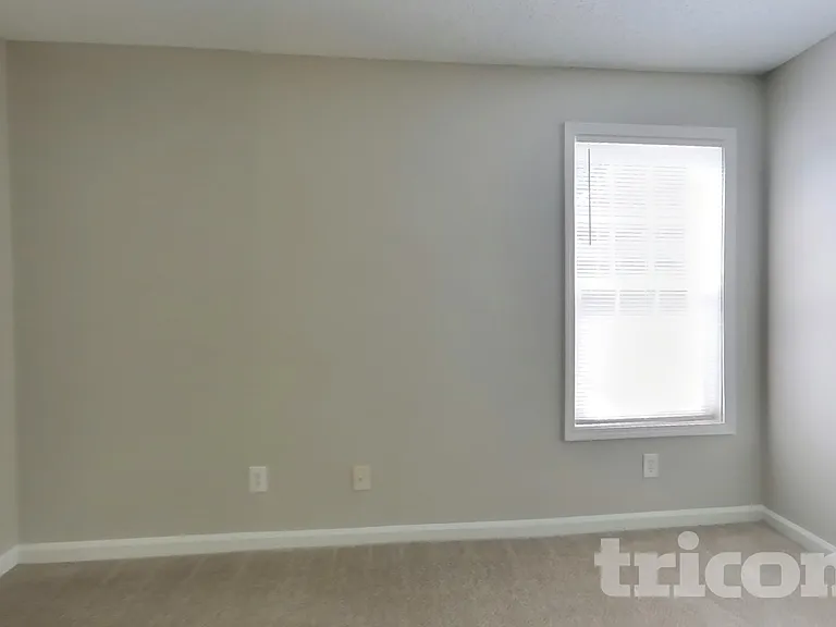 1303 N Hampton Dr — Photo 8