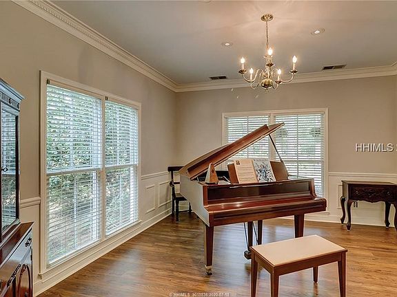 3rd image of 42 Crooked Pond Dr