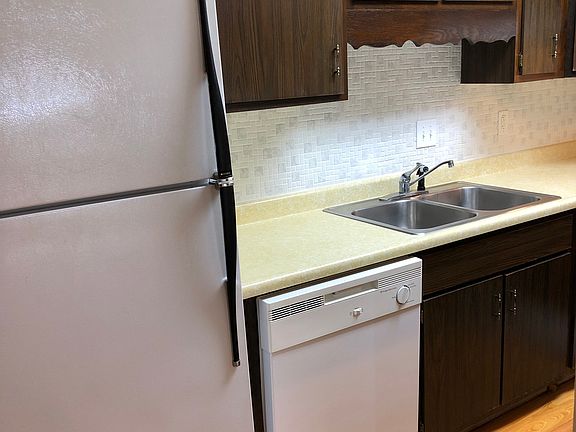 4th image of 894 Tanglewood Dr N