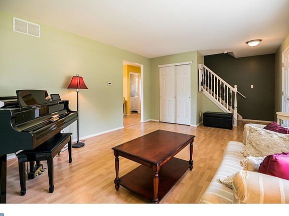 5th image of 336 Curtis Ave