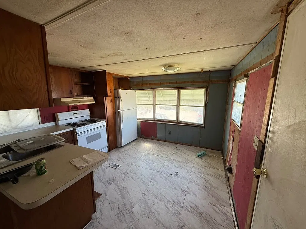 2 Bedroom, 1 Bath Mobile Home for Sale - $1,000 or Best Offer — Photo 4