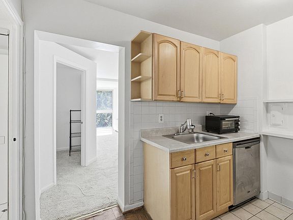 4th image of 922 24th St NW APT 418