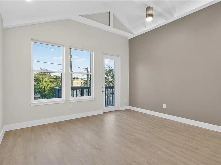 207 Athens St — Photo 36